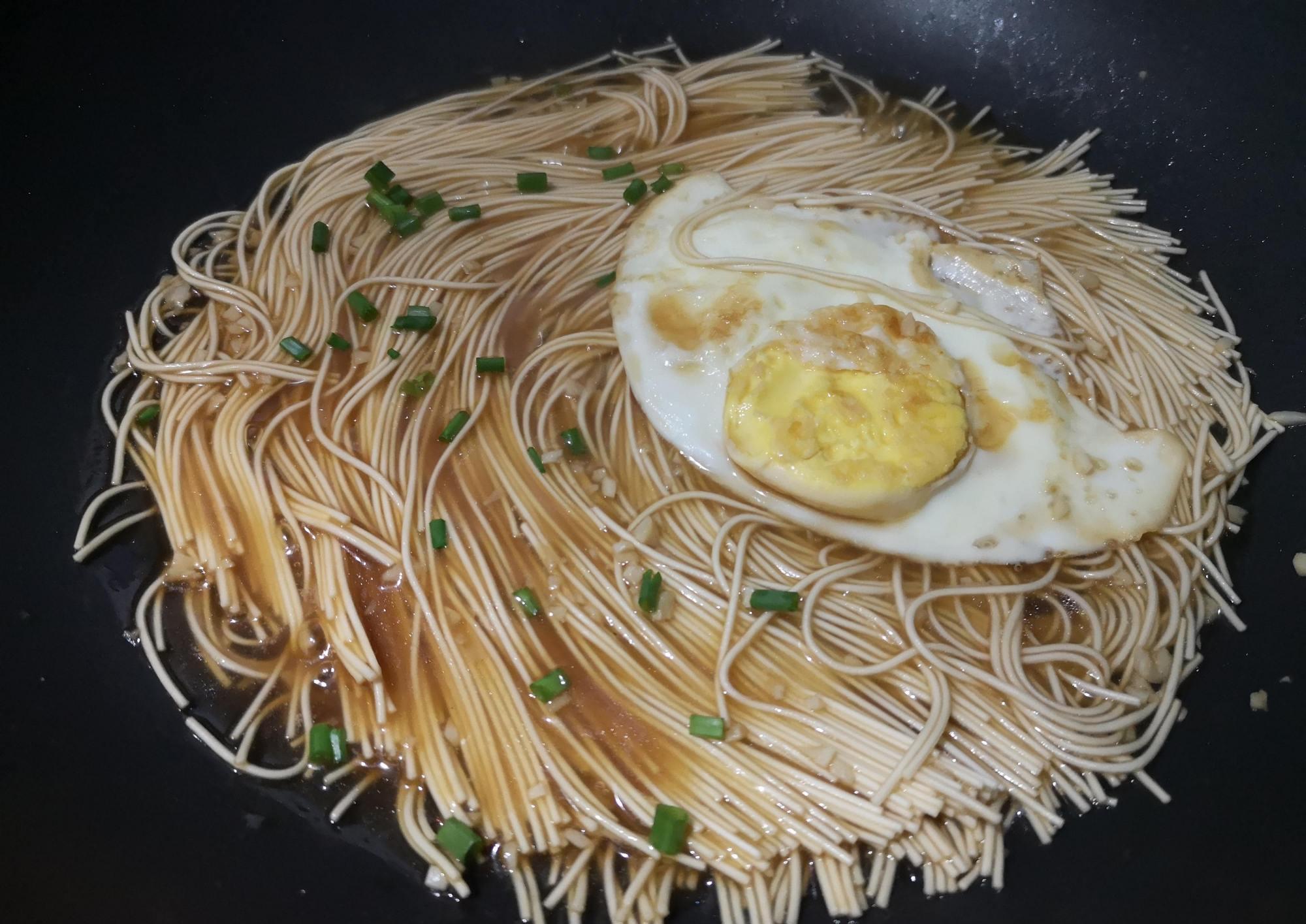 深秋,就喜欢这懒人面条,酱香浓郁,简单美味,花钱不多吃着舒服