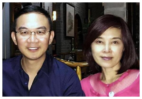 同为央视名嘴,方宏进和妻子离婚不仅闹上了法庭,还被自己的亲生女儿在