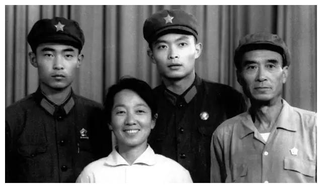 1978年导演田壮壮在考场荧幕上看见了去世4年的父亲田方