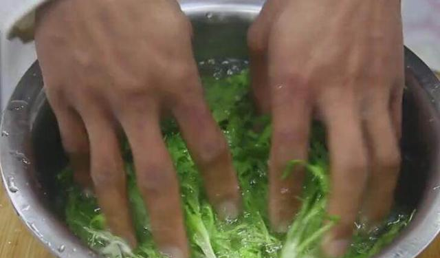 这才是凉拌菜的吃法，黄瓜翡翠卷和凉拌苦菊，上桌都不够吃的！休闲区蓝鸢梦想 - Www.slyday.coM