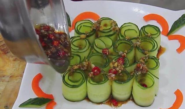 这才是凉拌菜的吃法，黄瓜翡翠卷和凉拌苦菊，上桌都不够吃的！休闲区蓝鸢梦想 - Www.slyday.coM
