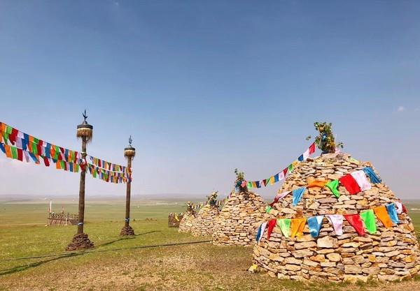 希拉穆仁草原,天高云淡马儿跑,敖包相会蒙古包__财经头条