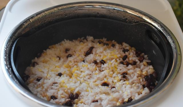 第六步 等电饭煲工作完毕就有清香扑鼻的红豆五谷杂粮饭.