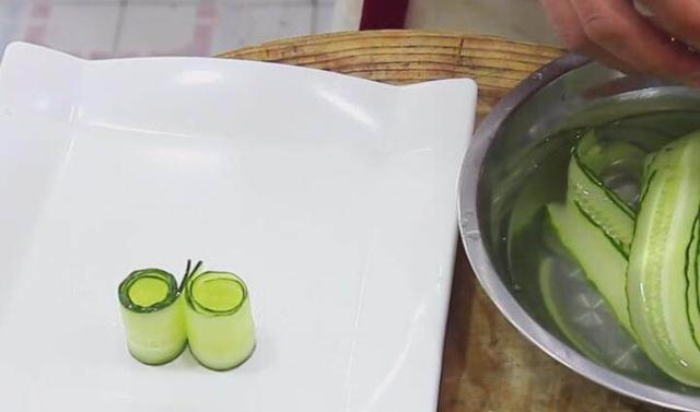 这才是凉拌菜的吃法，黄瓜翡翠卷和凉拌苦菊，上桌都不够吃的！休闲区蓝鸢梦想 - Www.slyday.coM