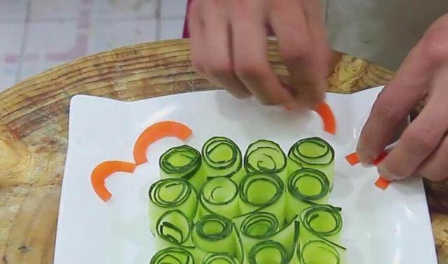 这才是凉拌菜的吃法，黄瓜翡翠卷和凉拌苦菊，上桌都不够吃的！休闲区蓝鸢梦想 - Www.slyday.coM