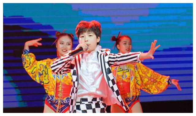 歌手李嘉豪参加2021河南全明星春晚点燃璀璨星光