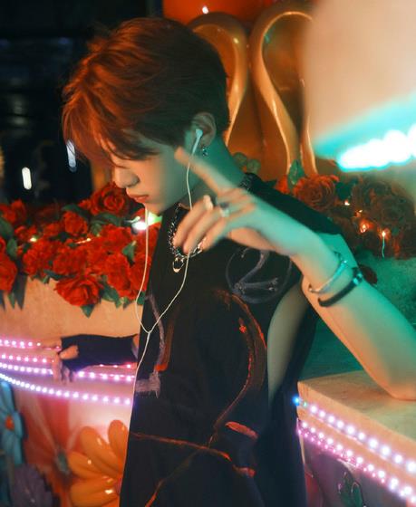 黄明昊化身玫瑰少年拍大片上演侧颜杀氛围感满满__财经头条