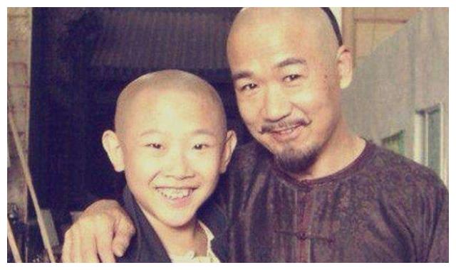 他因早产停止发育演了17年儿童今35岁侯祥与妻子同框似母子