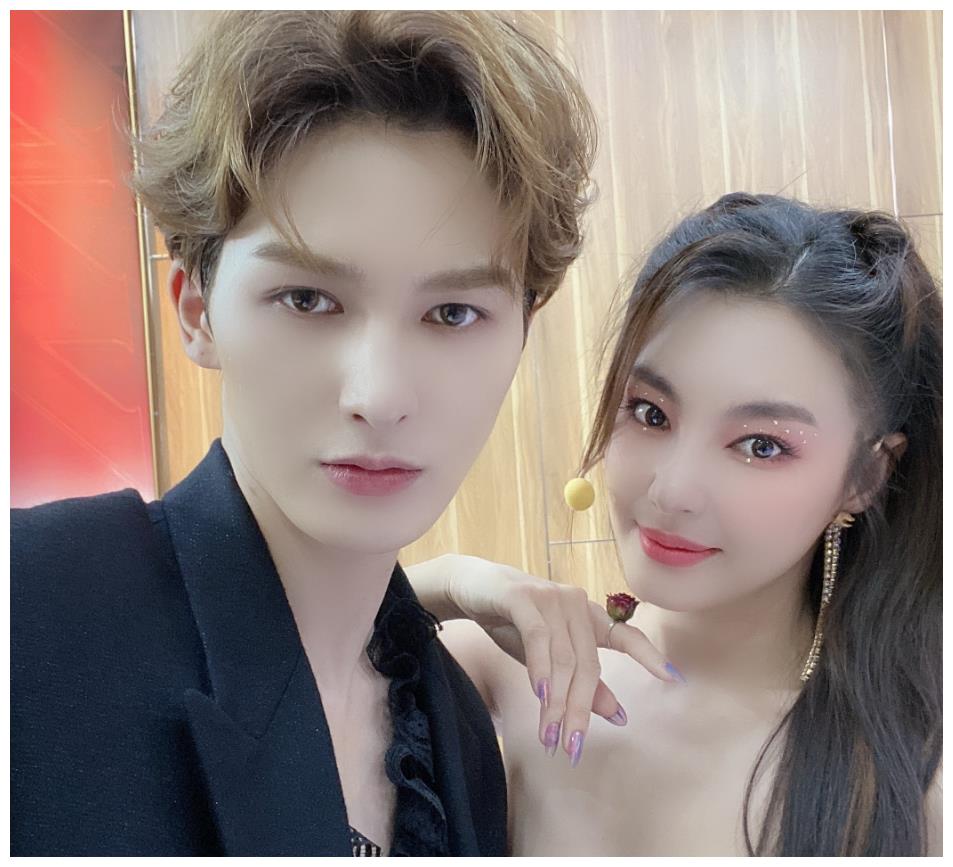 娱乐圈的豪门姐弟照,王一博赵丽颖养眼,看到朱正廷这组:关系好