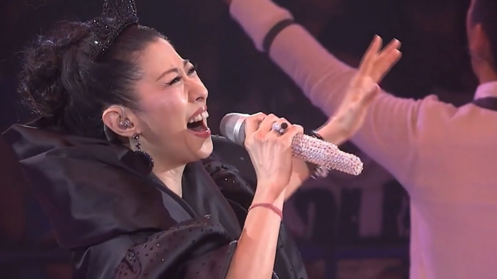 叶倩文当年就是凭借这首歌一战封神,登上"天后"巅峰,经典至极