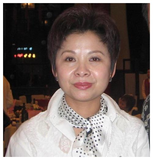 "民歌之王"董文华,因走私案被封杀,58岁现状却让人羡慕不已