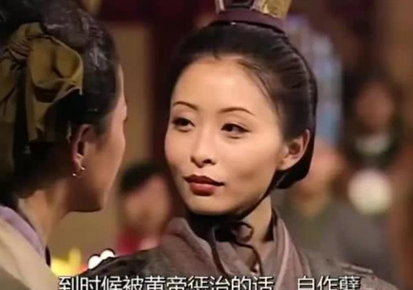 其实汤盈盈在戏里扮演柳琵琶是和钱嘉乐扮演的杨戬曾敌对状态,但是在