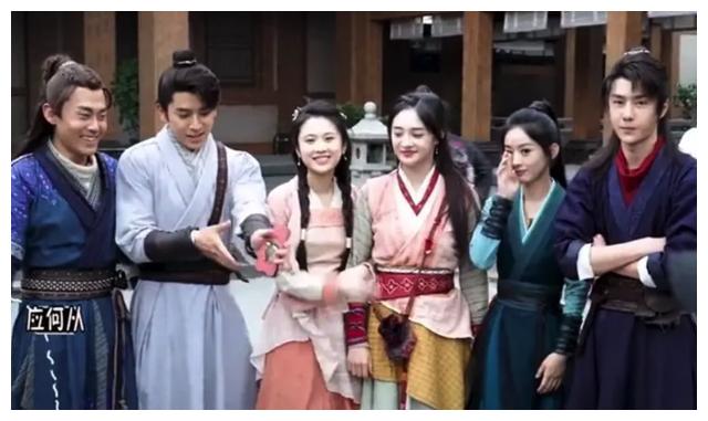 赵丽颖和剧组其他演员同框时对比更加明显,张慧雯比她小6岁,周洁琼小