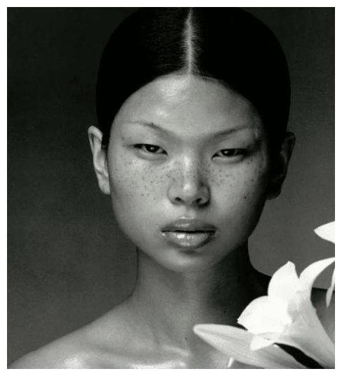 37岁"丑模"吕燕,嫁豪门创品牌,从模特到商业重新定义美