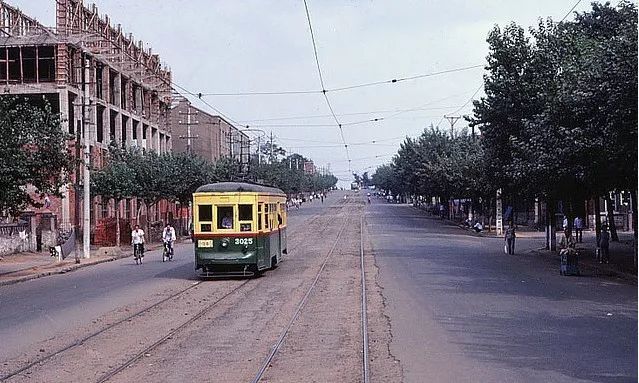 八十年代大连老照片,现在电车依然是城市的主要交通工具