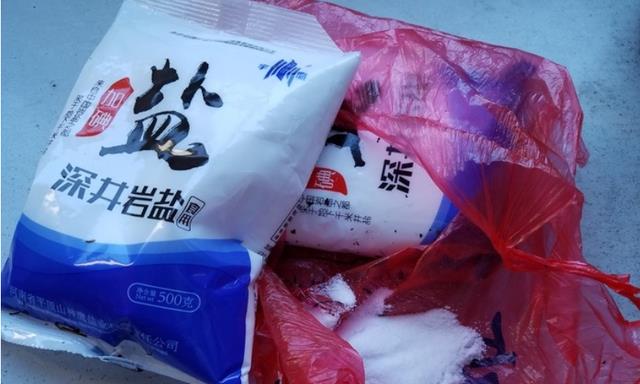 我5岁的儿子花了50元买了一袋盐,他的母亲上门争辩道