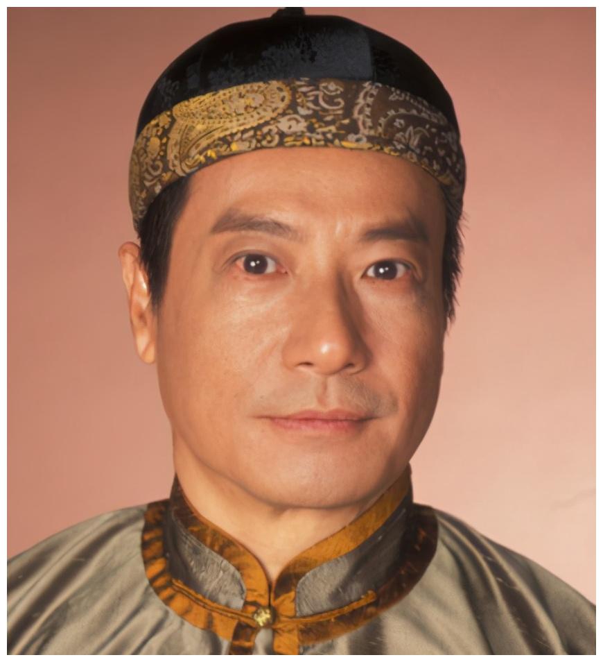 72岁石修晒与儿子今昔合照颜值完胜儿子获媳妇盛赞年轻