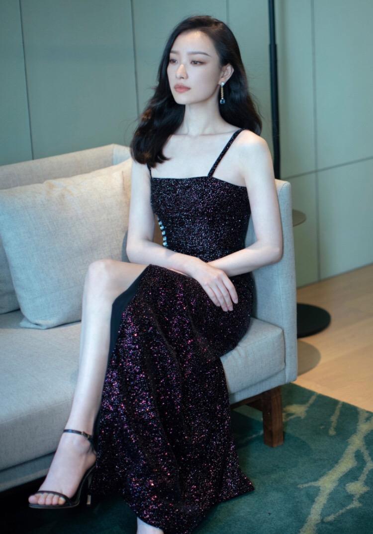 倪妮真敢穿,吊带裙开叉到大腿,真时髦__财经头条