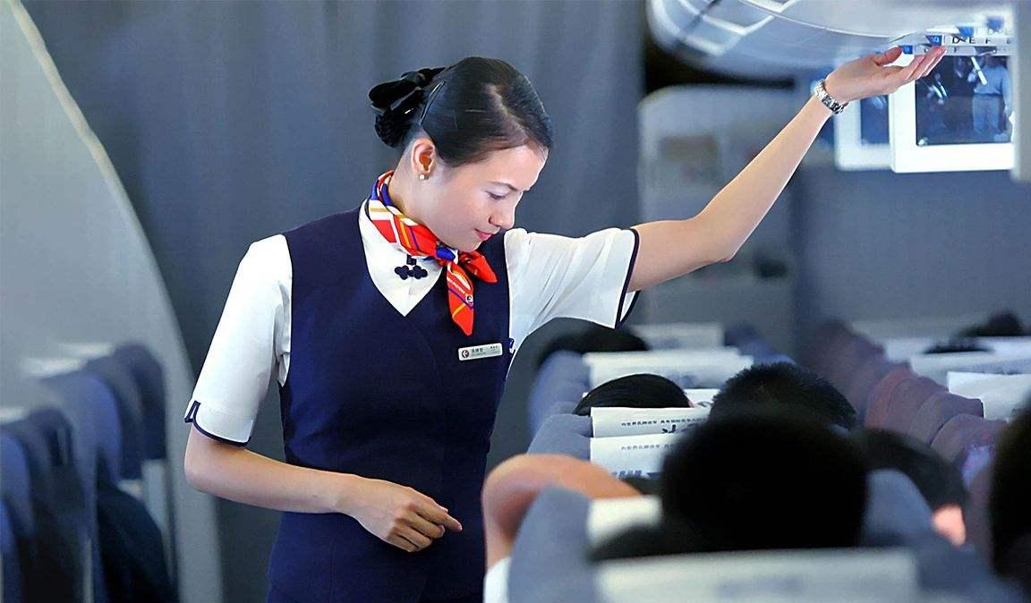 飞机上如何呼叫乘务员?别再叫"服务员"了,这样称呼避免尴尬