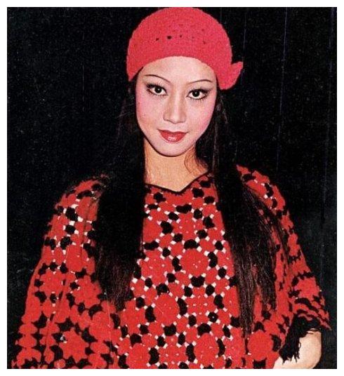 但好景不长,元秋因为丈夫酗酒而选择离婚,一个人带着孩子生活,她没事