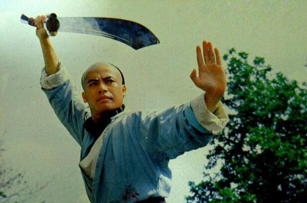 他曾是知名武打男星,却在拍戏时意外病发离世,年仅37岁