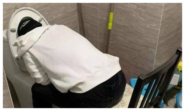 23岁郭麒麟已身带多病,家中摆满药瓶,曾趴马桶上狂吐不止