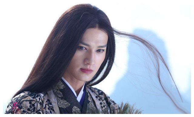 说一不二,手底下的人都对他毕恭毕敬,人称"圣君"而在和花千骨相处之时