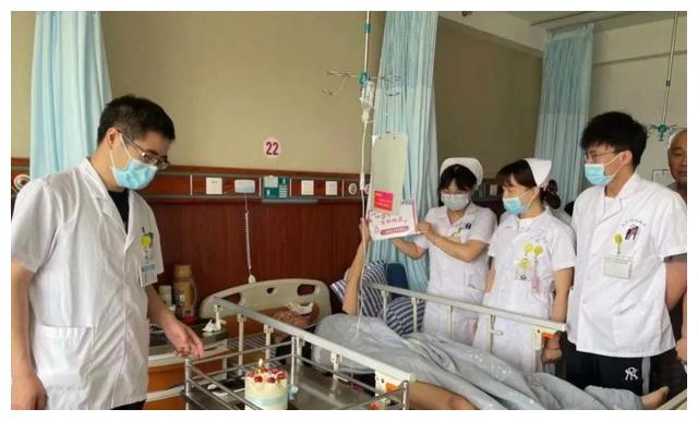 盐城大丰友义医院为住院患者过生日 暖心送祝福