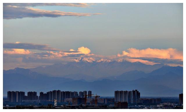 成都入夏后第一次见雪山