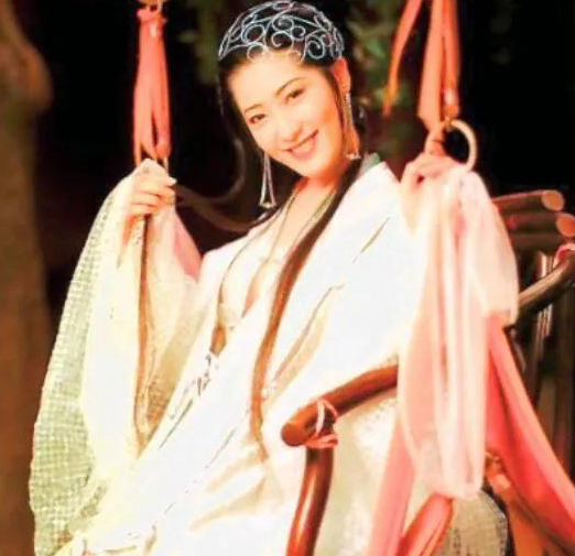 还记得当初火遍全国的杨思敏吗?古风穿搭韵味,泳池造型超性感|杨思敏|性感|身材_新浪新闻