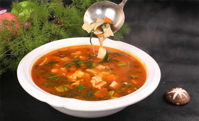 汤鲜味美的新疆揪片子凉水和面劲道好吃学会了在家就能做