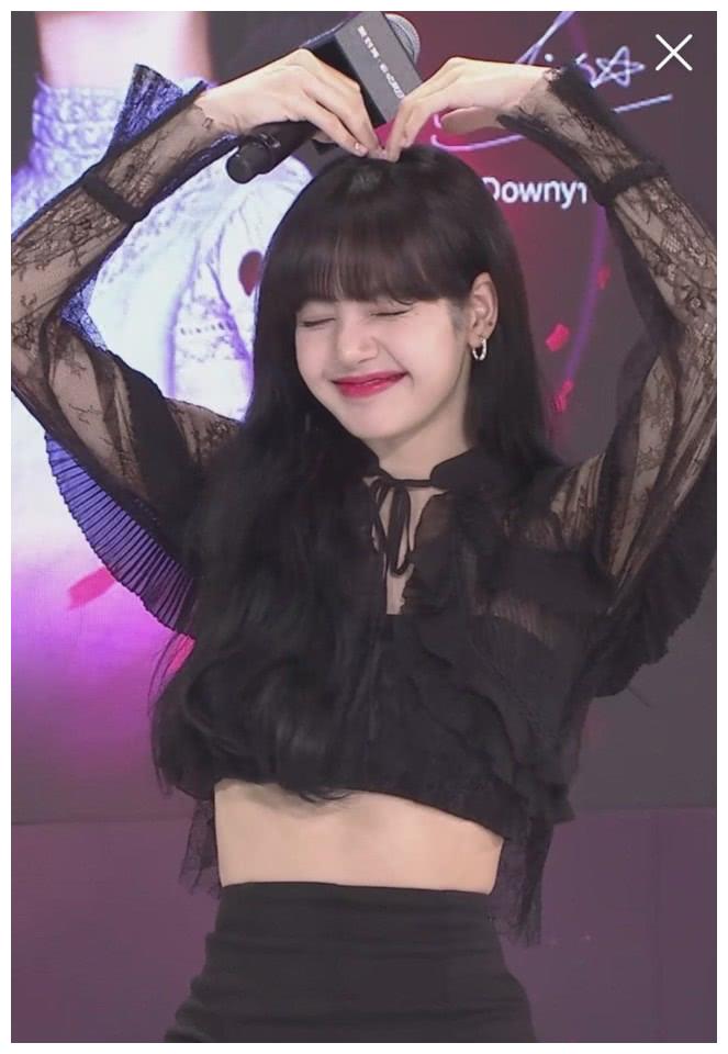 lisa穿黑色蕾丝亮相,这"大长腿"连屏幕都装不下了