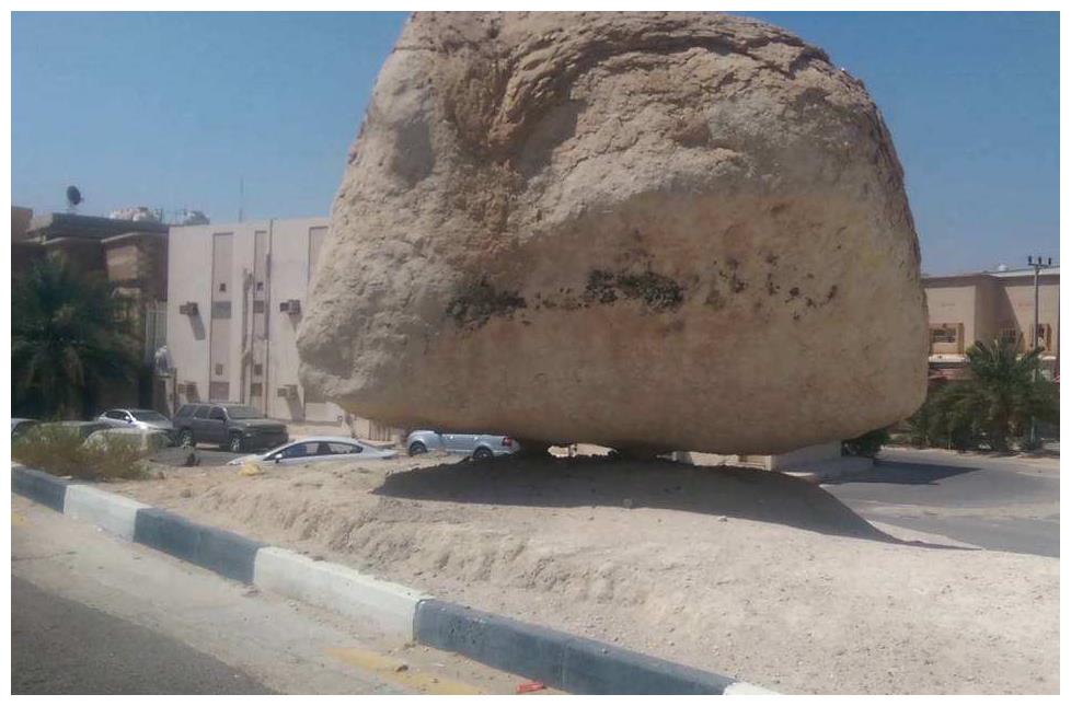 印度百年"浮空"石,当地人称为圣石,中国游客一眼识破!