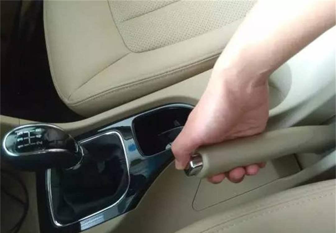 忘记放手刹直接开车对车伤害大吗车不同伤害不同老司机告诉你