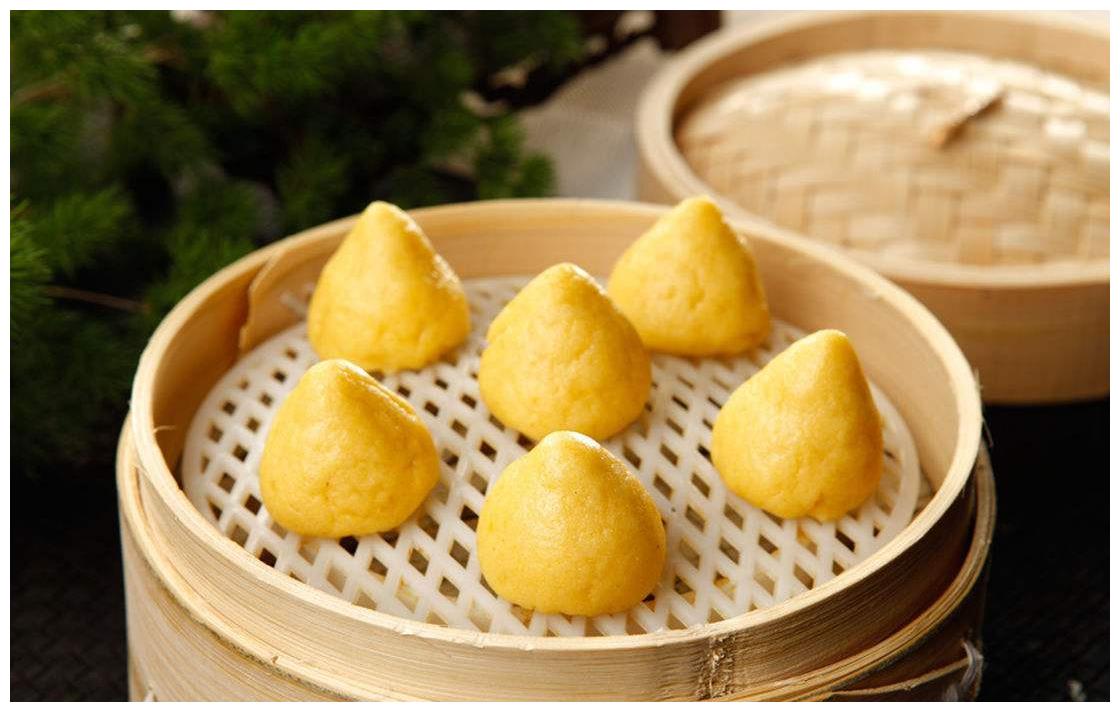 蒸窝窝头时,用两种面粉混合,窝窝头更香更甜,吃一次还想再吃