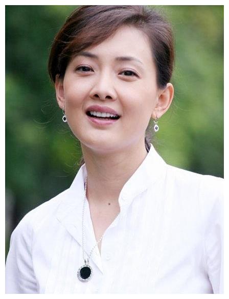 牛莉全家照曝光隐藏21年老公很富有长相一言难尽女儿像爸爸