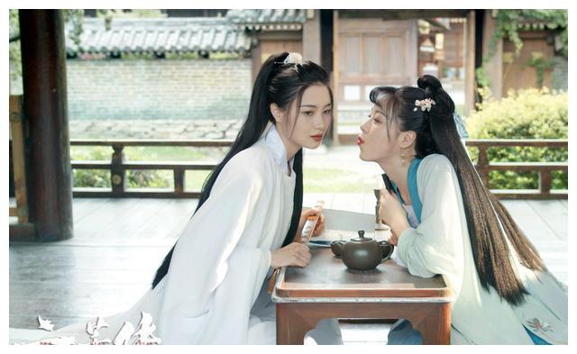 双女主剧云芊传:敲头杀吹耳朵深情对视,比双男主