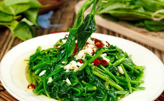 炒红薯叶,有人直接炒,有人先焯水,牢记1窍门,香嫩爽脆不发黑__财经头