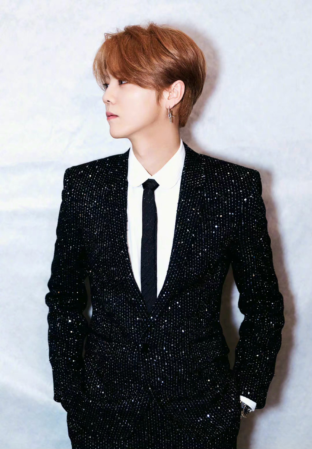 当男明星穿上亮片西装仿佛洒满了璀璨星光夺目而迷人