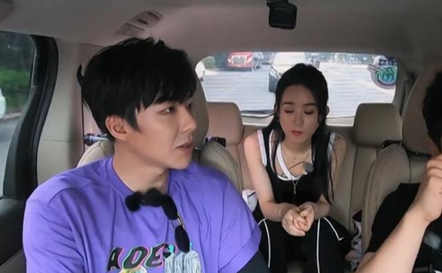 同样是给大厨报菜单,看看刘宇宁,再看看赵丽颖,差距好大