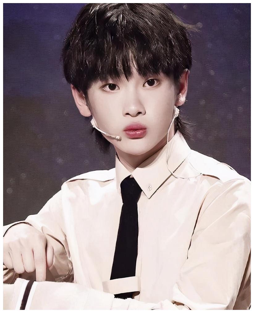 朴灿烈朴灿烈的黑色发型给人邻家大哥哥温暖的感觉,镜头下的他状态