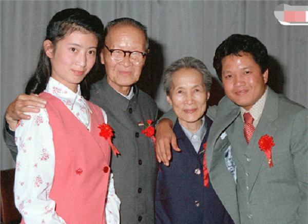 这个国民党少校驾驶飞机回到大陆,14年后被授予少将军衔|黄植诚|空军