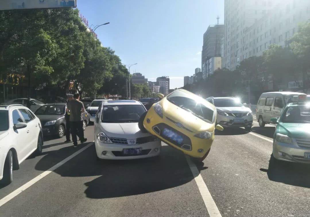 车辆强行加塞,后者故意撞上去,那责任算是谁的?