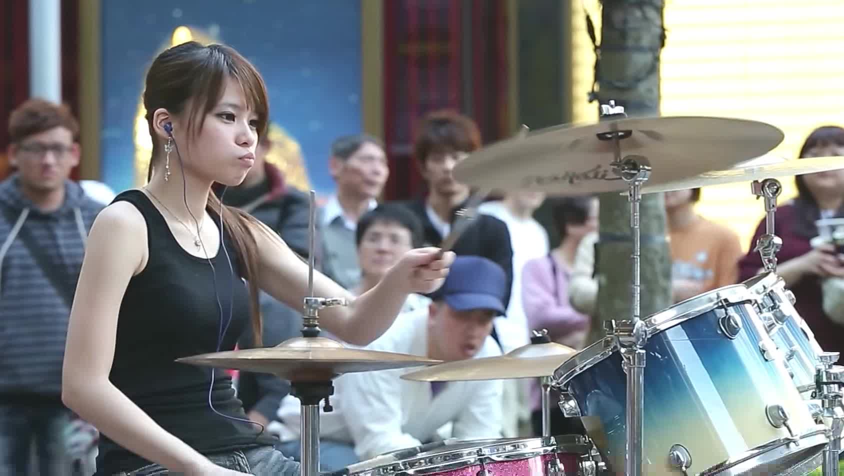 陈曼青街头献艺,当音乐想起的时候,所有人的视线都被吸引了