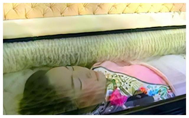 邓丽君去世3天后,她的遗体被空运回台湾.