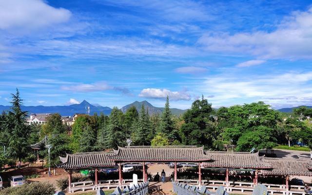 走进云南丽江清溪公园雪山
