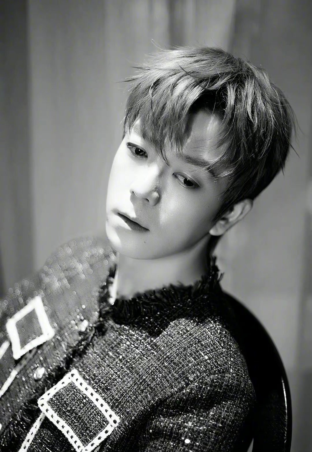 王栎鑫帅气写真小香风外套格外亮眼迷人的外型独特的气质