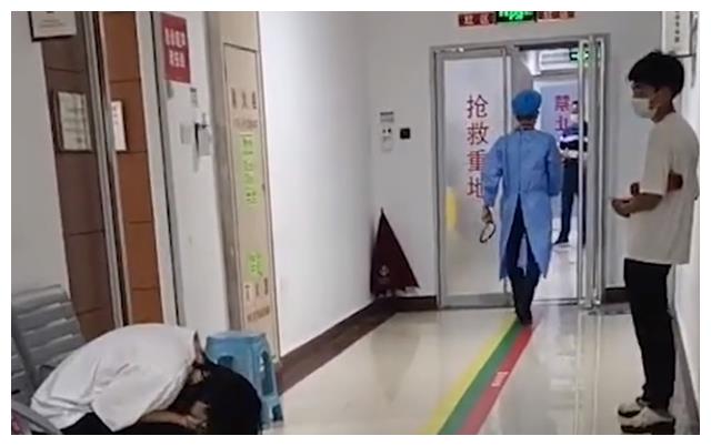 “3岁女童被锁车内身亡”后续，多个细节被曝光，父母打牌去了休闲区蓝鸢梦想 - Www.slyday.coM