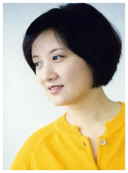 可比起张国立的邓婕的恩爱,罗秀春就要孤单很多.