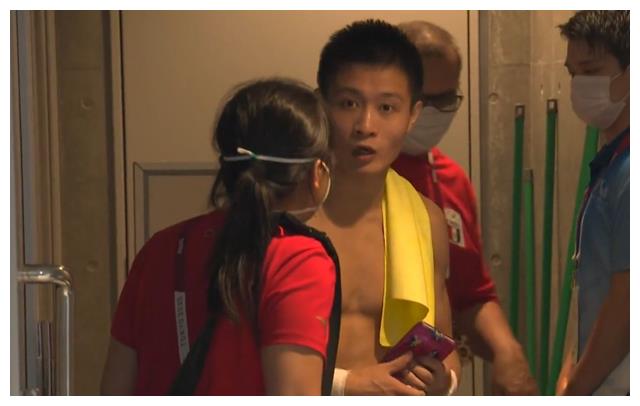 杨健超级一跳仍丢金!未与曹缘拥抱生气离开,在亚军台想戴上金牌
